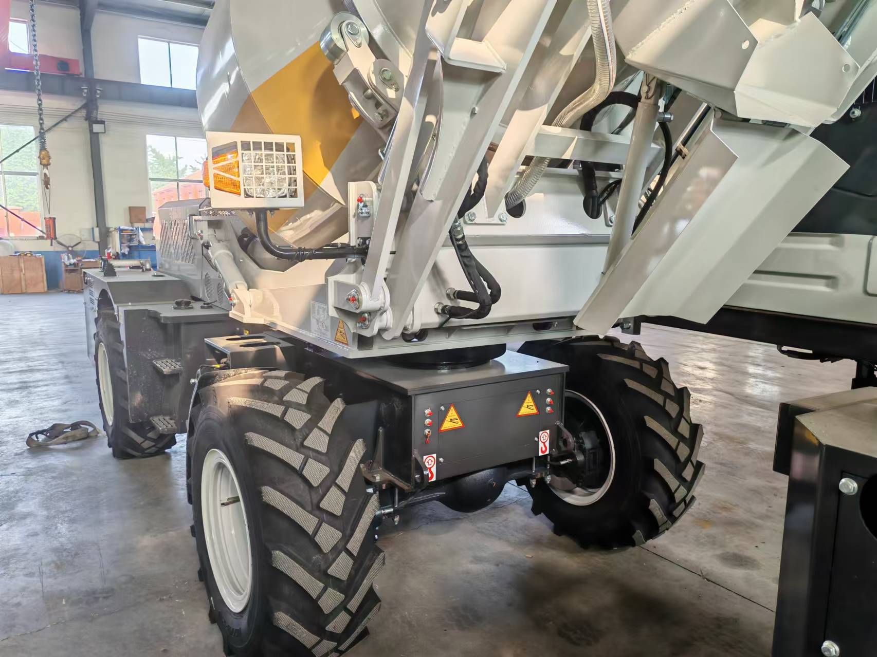 2.6m³ Self Loading Concrete Mi - Heavy Equipment Mixer review and price